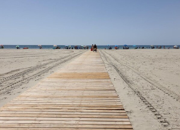 Vlak bij het strand, ligstoelen, strandlakens