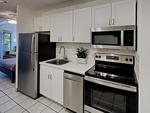 冰箱、微波炉、烤箱、炉灶