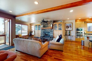 Télévision, cheminée, baby-foot, table de tennis de table