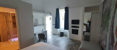 1 chambre, fer et planche à repasser