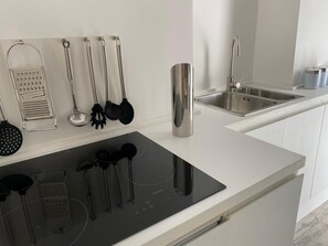 Kühlschrank, Herdplatte, Kochgeschirr/Geschirr/Besteck