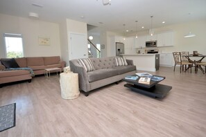 Smart-TV, DVD-Player, Bücher, Stereoanlage