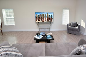 TV connectée, lecteur de DVD, livres, chaîne hi-fi