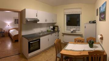 Frigorífico, horno, placa de cocina y lavavajillas