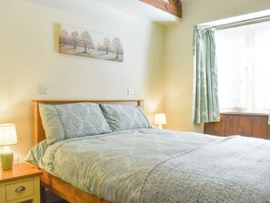2 bedrooms, free WiFi, bed sheets - 2 bedroom accommodation in Lovington, near Somerton (Lovington, near Somerton)