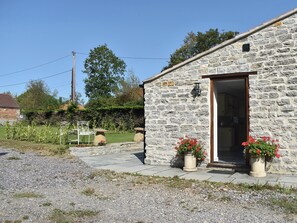 Property grounds - 2 bedroom accommodation in Lovington, near Somerton (Lovington, near Somerton)