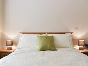 2 bedrooms, free WiFi, bed sheets - 2 bedroom accommodation in Lovington, near Somerton (Lovington, near Somerton)