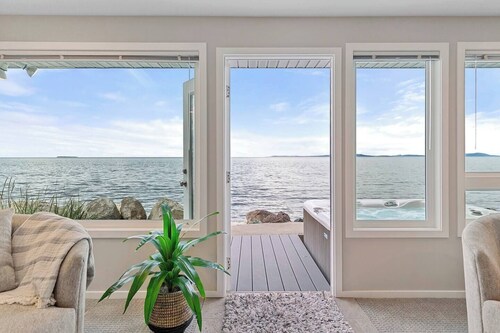 Newly Remodeled Waterfront Whidbey Island, Hot Tub