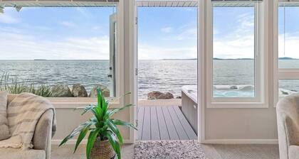 Newly Remodeled Waterfront Whidbey Island, Hot Tub