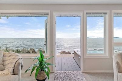 Newly Remodeled Waterfront Whidbey Island, Hot Tub