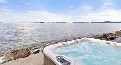 Newly Remodeled Waterfront Whidbey Island, Hot Tub
