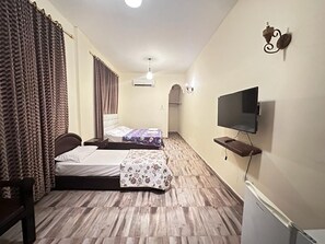 Dobbelt- eller tomannsrom – familie | Sengetøy av topp kvalitet, dundyner, memory foam-senger og skrivebord