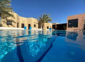 Outdoor pool, pool loungers - Bait Alaqaba Resort and Dive Center (Aqaba)
