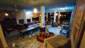 A spacious living area with a fireplace, seating, and a dining area. - Bait Alaqaba Resort and Dive Center (Aqaba)