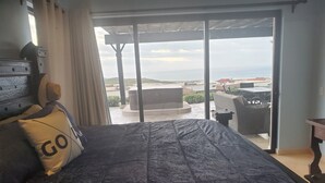 Quarto com cama, janela e vista para o exterior.