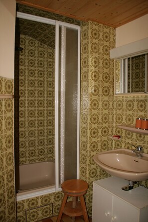 Douche, séchoir à cheveux, serviettes fournies, savon