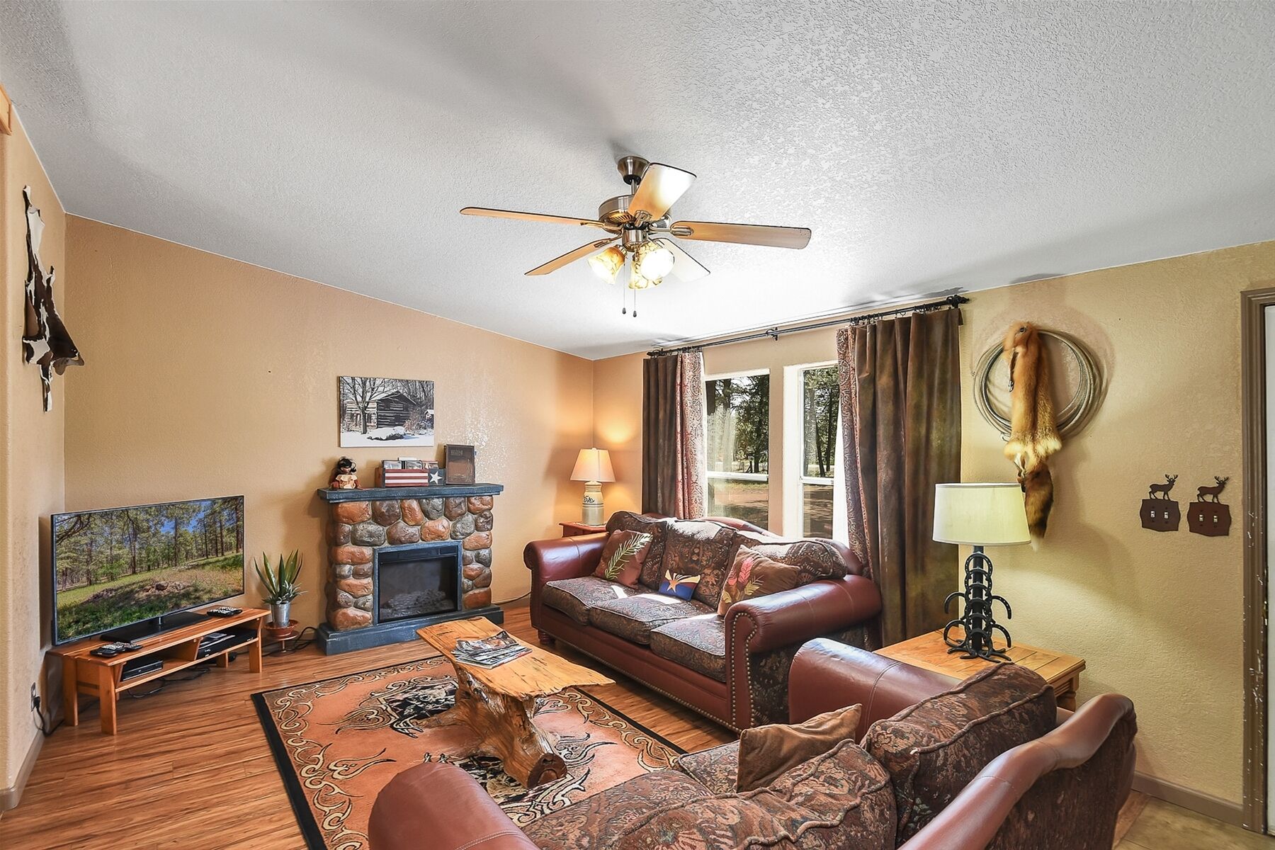 Gorgeous & Historic 3 BR Log Cabin w/ Forest Views / 20 Minutes from Flagstaff/