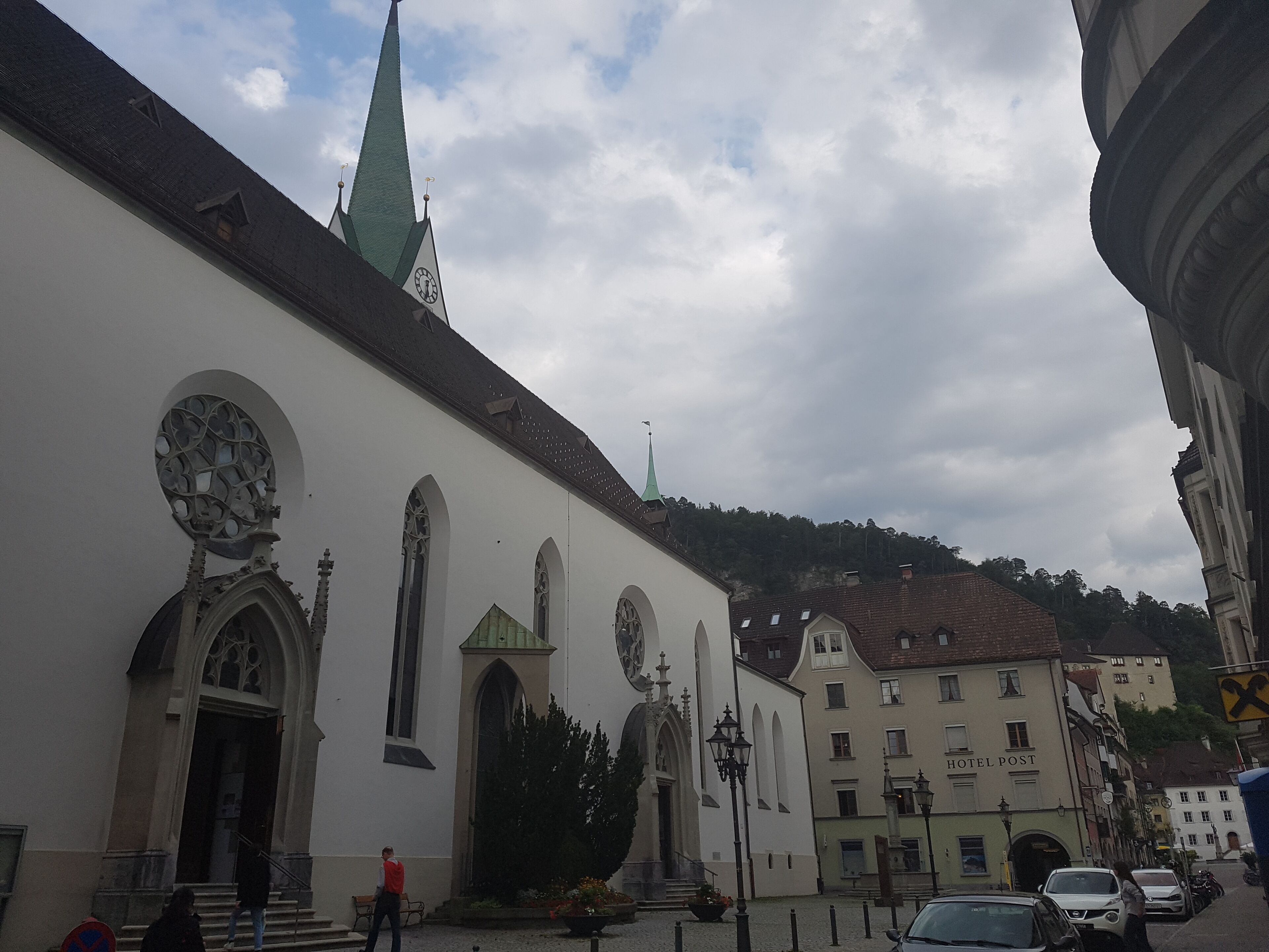 Eine historische Kirche mit einem markanten Kirchturm und Rundbogenfenstern.