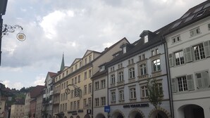 Un edificio histórico con ventanas de arco y un reloj.