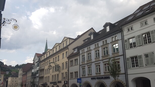 Ein historisches Gebäude mit Rundbogenfenstern und einer Uhr.