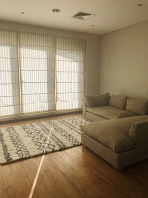 Villa | Living room - Impeccable 5 Beds Villa in Dubai (Dubai)