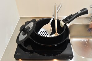 Kühlschrank, Mikrowelle, Herdplatte, Kochgeschirr/Geschirr/Besteck