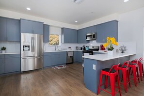 Een koelkast, een microgolfoven, een oven, een kookplaat