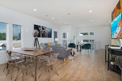 ✩★ HOLLYWOOD 3B/3.5B ✩ SPACIOUS AMAZING NEW BUILDING ✩ HOT TUB! ✩ 2 CAR GARAGE