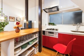 Kühlschrank, Mikrowelle, Herdplatte, Kochgeschirr/Geschirr/Besteck