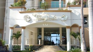 A hotel entrance with a sign reading "Tiara Sands" and the number 572. - Resorto Condominio frente al mar directamente en el océano - Vista marina (Marina Mazatlán)