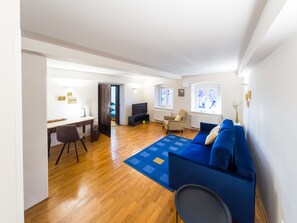 Fernseher, Bücher, Stereoanlage