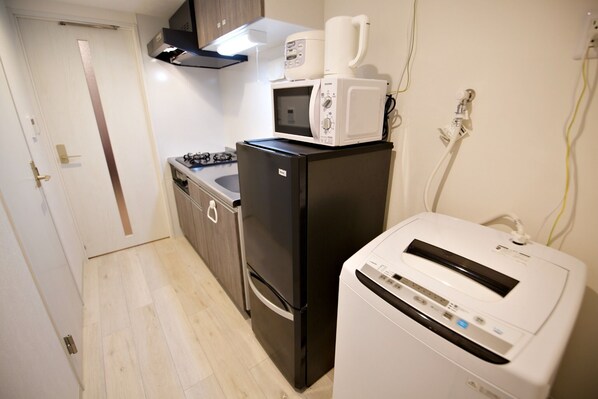 Fridge, microwave, stovetop, cookware/dishes/utensils