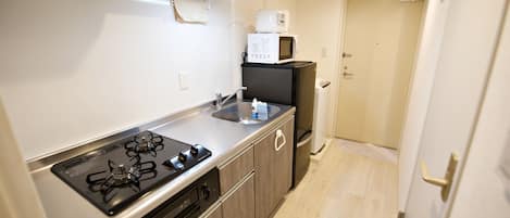 Refrigerador, microondas, parrilla de estufa y utensilios de cocina