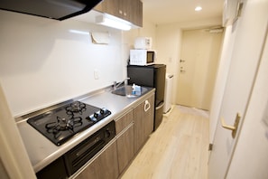 Kjøleskap, mikrobølgeovn, kokeplater og kjøkkenutstyr