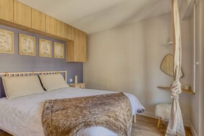 2 bedrooms, travel cot, WiFi, bed sheets