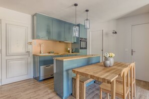 Réfrigérateur, four à micro-ondes, un four, surface de cuisson