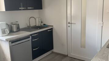 Refrigerador, microondas, parrilla de estufa y lavavajillas