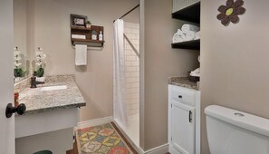 Combined shower/bathtub, towels, soap, shampoo - 3 Linden Drive (Newnan)