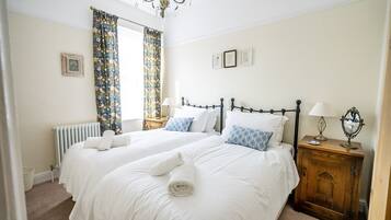 2 bedrooms, iron/ironing board, WiFi