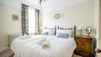 2 bedrooms, iron/ironing board, WiFi