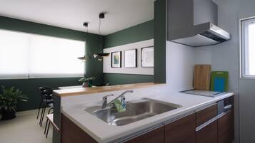 Fridge, microwave, stovetop, cookware/dishes/utensils