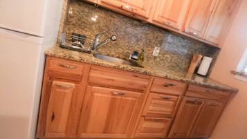 Coffee/tea maker, fridge, microwave, stovetop