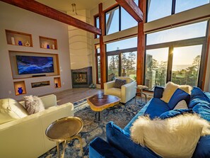 Smart-TV, Kamin, Bücher, Stereoanlage