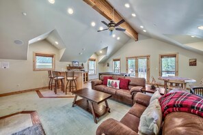 TV, fireplace, ping pong, stereo