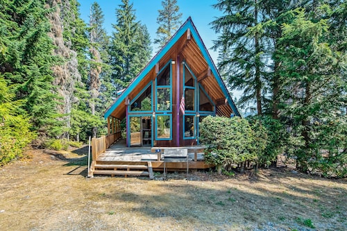 Delightful, family-friendly A-frame cabin w/ a pool table, foosball, & more