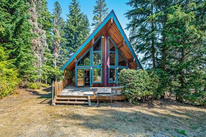 Delightful, family-friendly A-frame cabin w/ a pool table, foosball, & more
