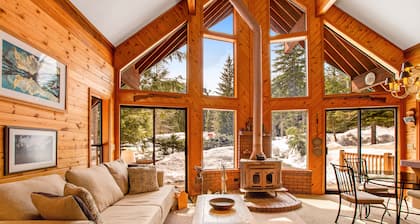 Delightful, family-friendly A-frame cabin w/ a pool table, foosball, & more