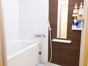 Sèche-cheveux, serviettes fournies, shampoing