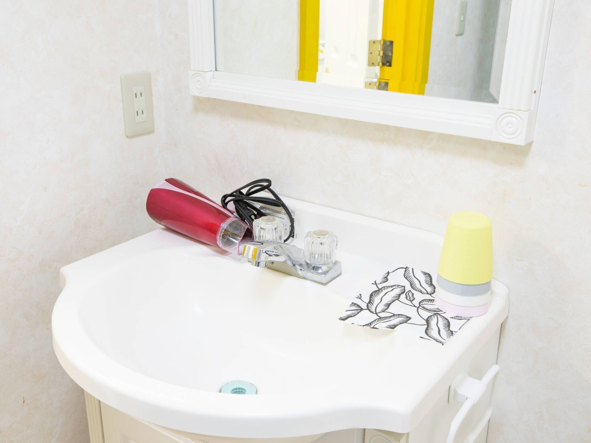 ヘアドライヤー、タオル、シャンプー