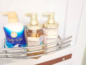Sèche-cheveux, serviettes fournies